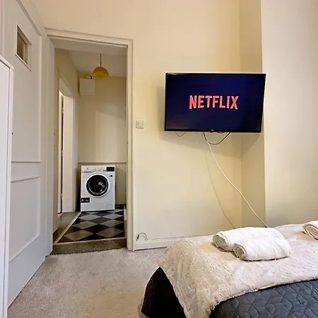 Romantic 1bdr Near Eagle Bridge - Fast Wi-fi *