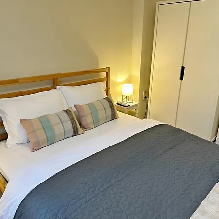 Romantic 1bdr Near Eagle Bridge - Fast Wi-fi アパート *