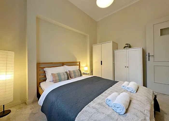 Romantic 1bdr Near Eagle Bridge - Fast Wi-fi アパート