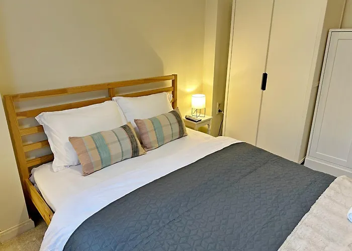 Romantic 1bdr Near Eagle Bridge - Fast Wi-fi Apartamento *