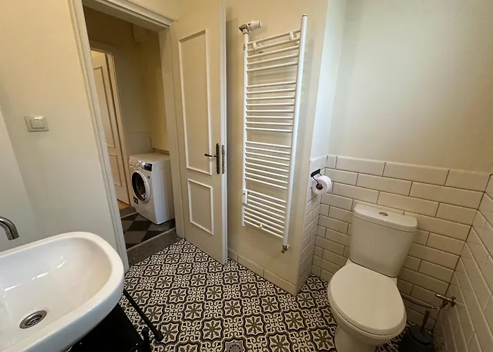 Romantic 1bdr Near Eagle Bridge - Fast Wi-fi *