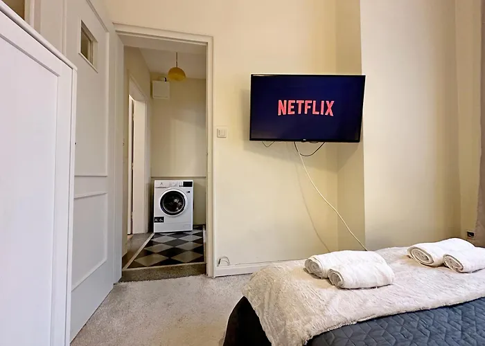 Romantic 1bdr Near Eagle Bridge - Fast Wi-fi *