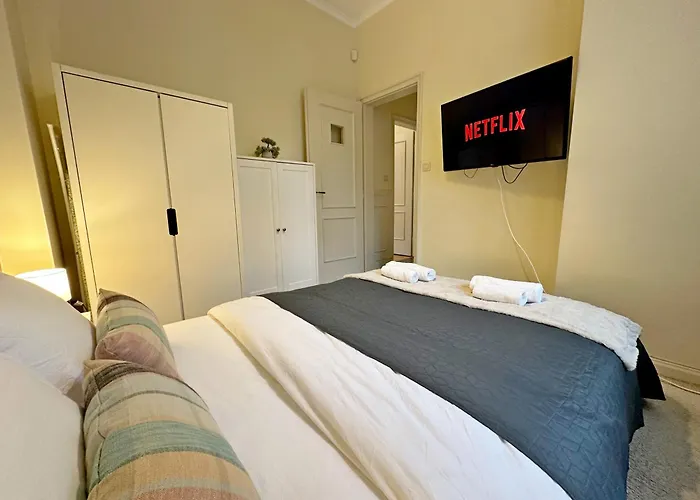 Romantic 1bdr Near Eagle Bridge - Fast Wi-fi